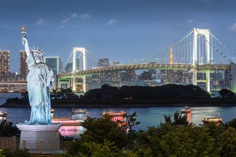 Odaiba, Statua della Libertà e Ponte Arcobaleno