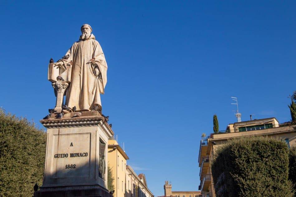 Statua di Guido Monaco Arezzo centro Storico